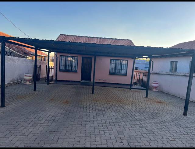 2 BEDROOM FREEHOLD FOR SALE IN SOSHANGUVE UU